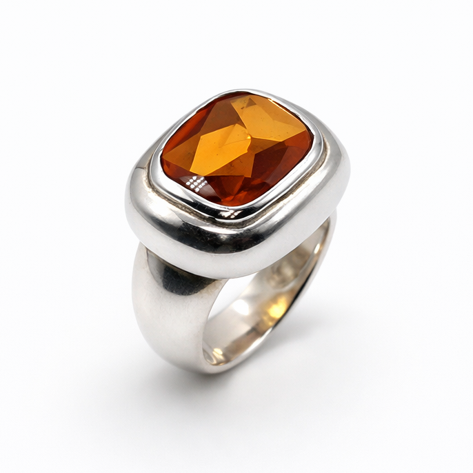 Silver_signet_ring_with_amber_gemstone.png